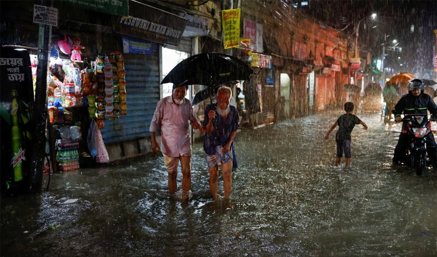 Cyclone lashes Bangladesh killing nine, flooding low-lying areas