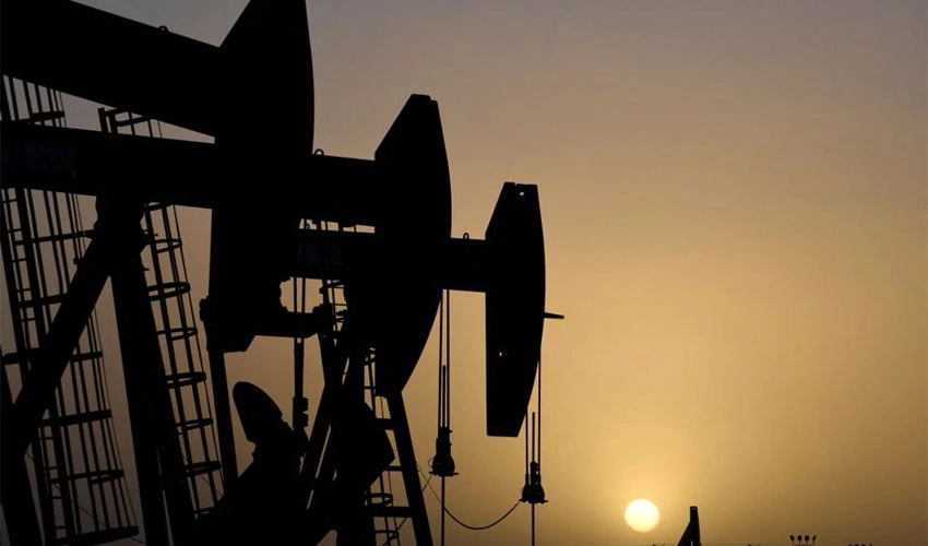 Oil dips on US crude stock build, supply worries limit losses