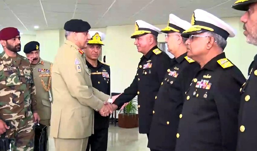 COAS Qamar Bajwa pays farewell visits to Naval and Air headquarters