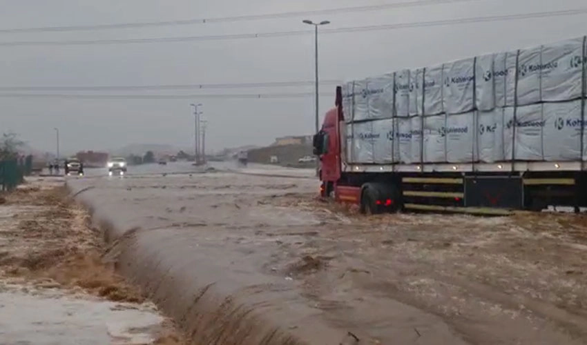 Saudi storm closes schools, cuts main road to Makkah