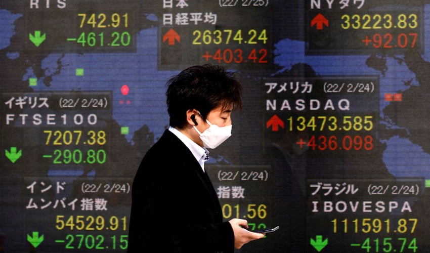 Stocks, oil struggle to pull out of four-day slide