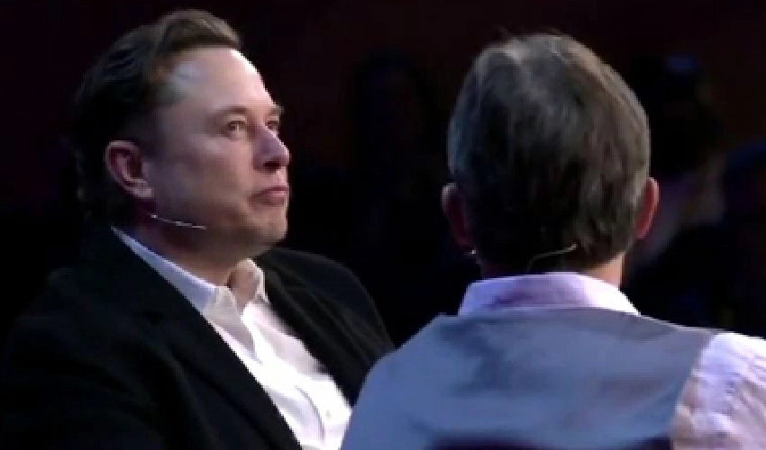 Elon Musk restores Twitter accounts of journalists but concerns persist