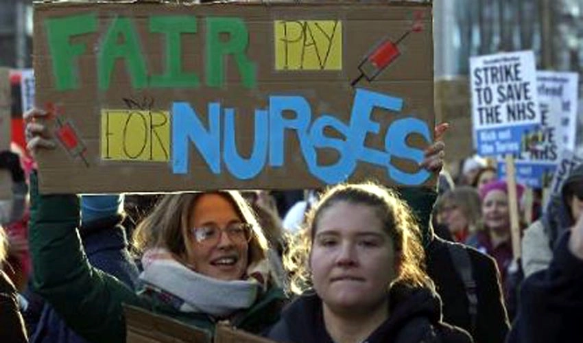 Nurses in England stage new walk-out over pay