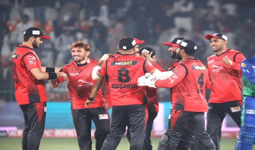 Lahore Qalandars begin title defence with thrilling one-run win