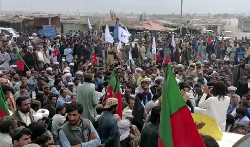 Marri tribesmen carrying three bodies continue sit-in against Barkhan tragedy