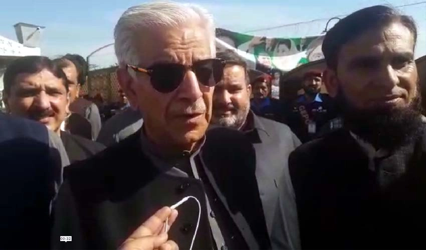 Khawaja Asif mocks Imran Khan for expressing his wish to meet new army chief