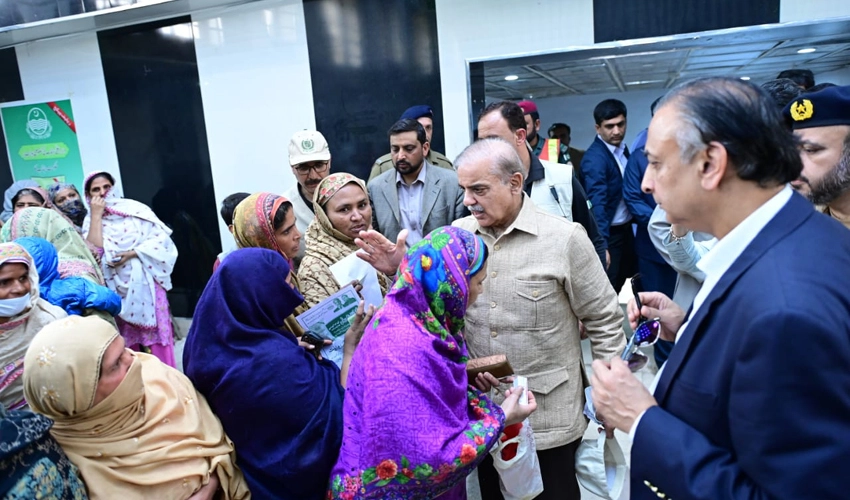 PM Shehbaz Sharif visits free flour distribution centers in Sargodha