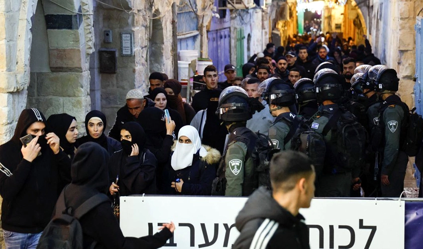 Israeli forces continue barbarism, stop innocent Muslims from offering prayers in al-Aqsa Mosque