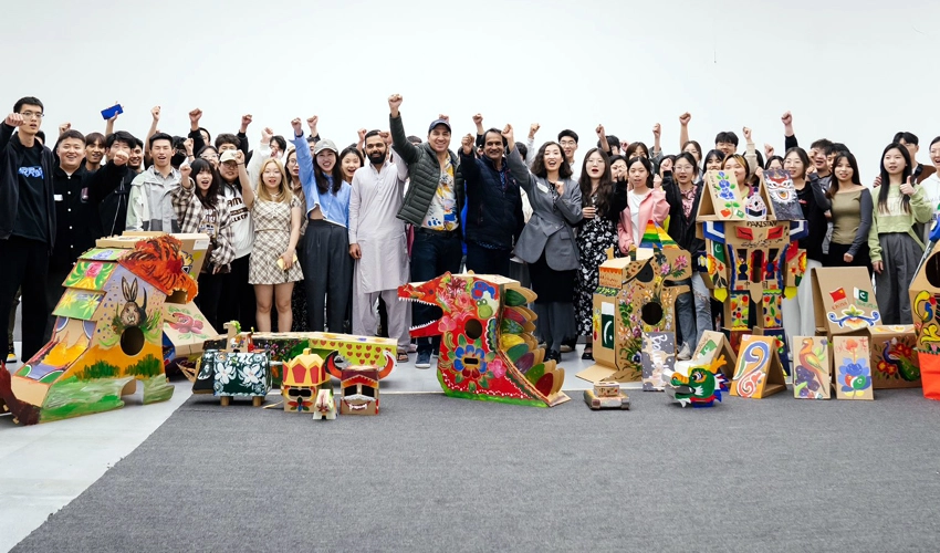 Pakistani truck art exhibition attracts Chinese students