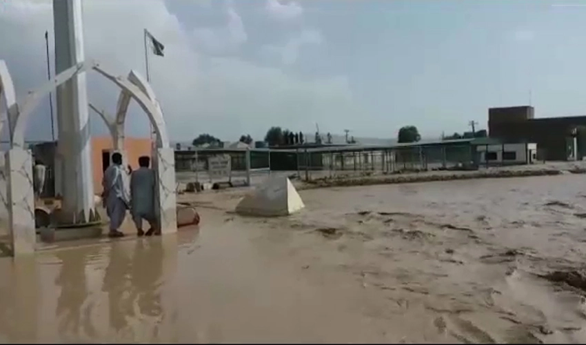 Roof collapse kills three, hundreds of tourists trapped due to landslide