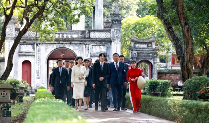 Japanese royal couple in Vietnam to mark 50 years of ties