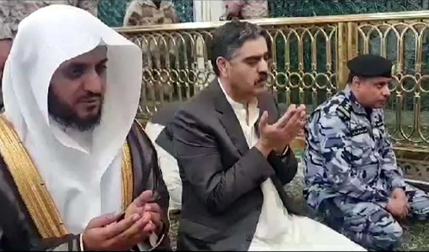 Caretaker PM Kakar offers 'Nawafil' at Roza-e-Rasool (SAW)