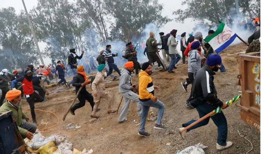 Police tear-gas Indian farmers marching to New Delhi