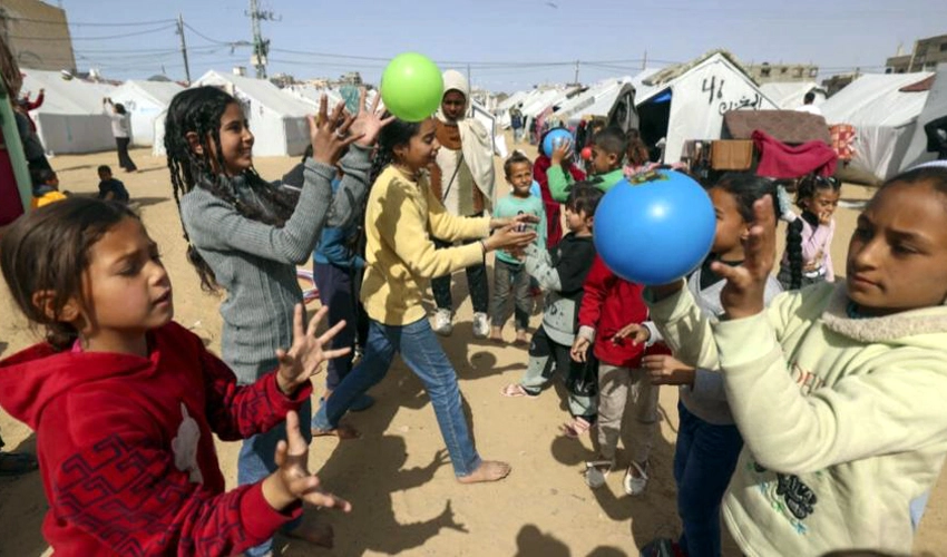 Clowns try to put smiles back on faces of Gaza children