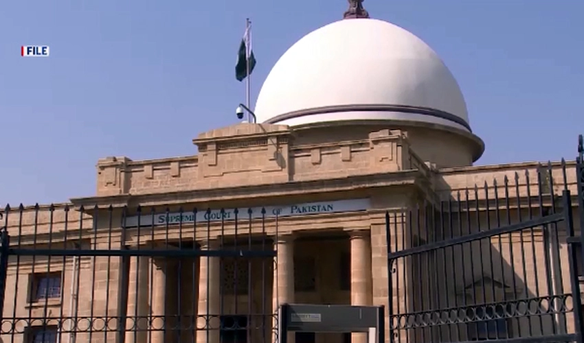 SC orders to remove barricades from outside govt, private buildings in Karachi