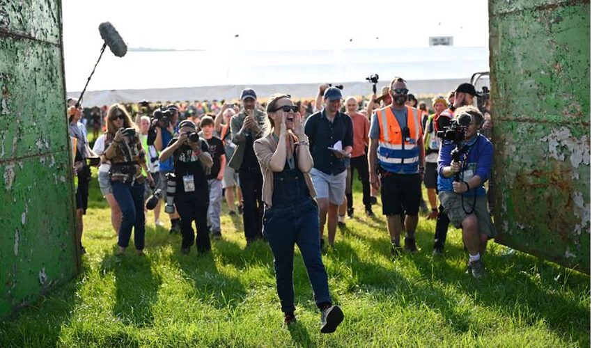 Glastonbury festival kicks off as thousands of fans stream in