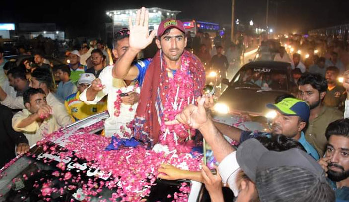 PSL 6 hero Shahnawaz Dahani warmly welcomed in Larkana