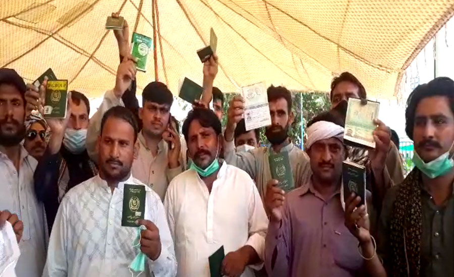 Overseas Pakistanis protest at Expo Center Lahore over non-availability of AstraZeneca vaccine